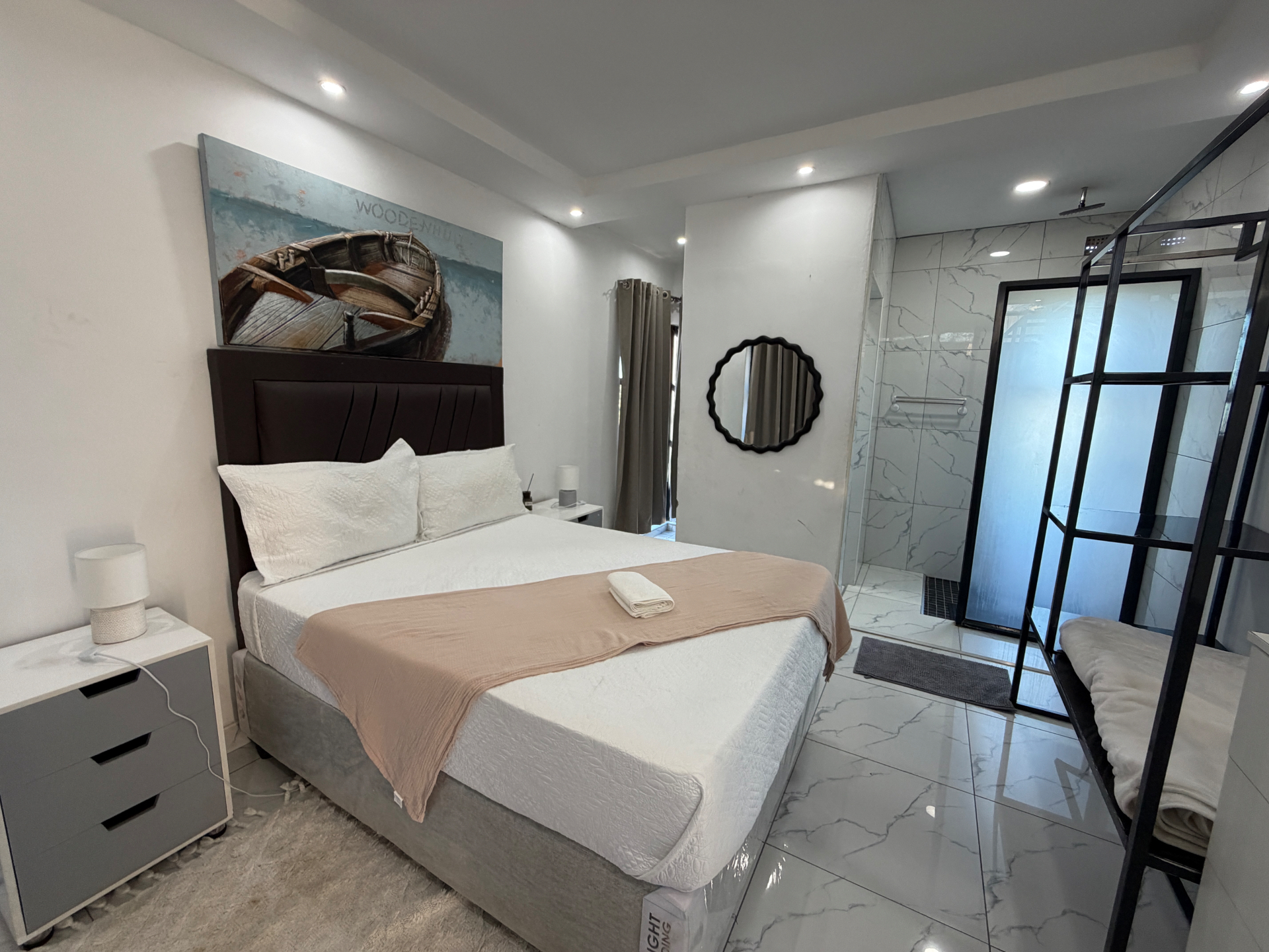Single Room at Lions Gate Villas — double bed and en-suite shower